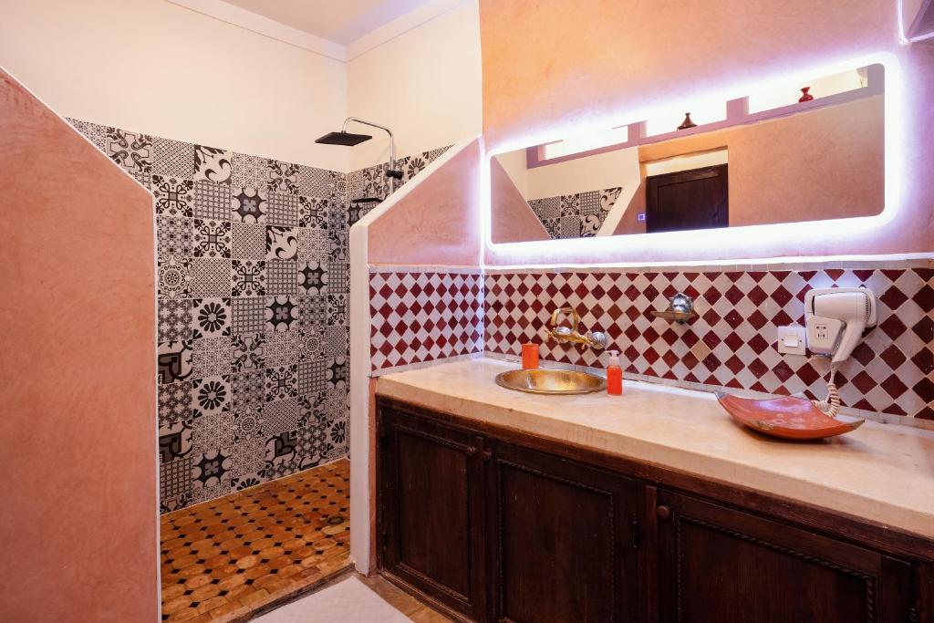 Koupelna v ubytování Riad Sidi Mimoune & Spa