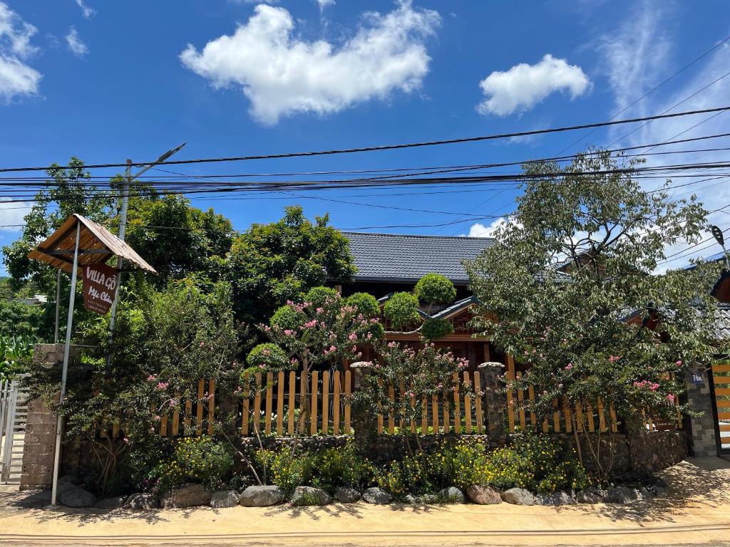 een houten hek voor een huis bij Villa Gỗ - Mộc Châu in Mộc Châu