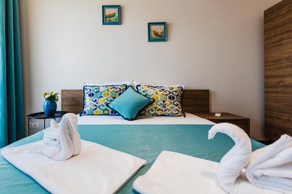 - une chambre avec 2 serviettes sur un lit dans l'établissement Burgas Residence 402, à Bourgas