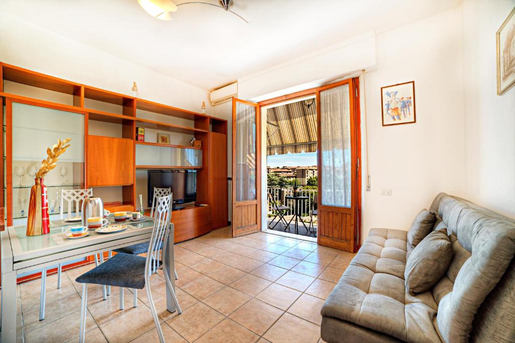 een woonkamer met een bank en een tafel bij The Nest-apartment a stone's throw from the center in Siena