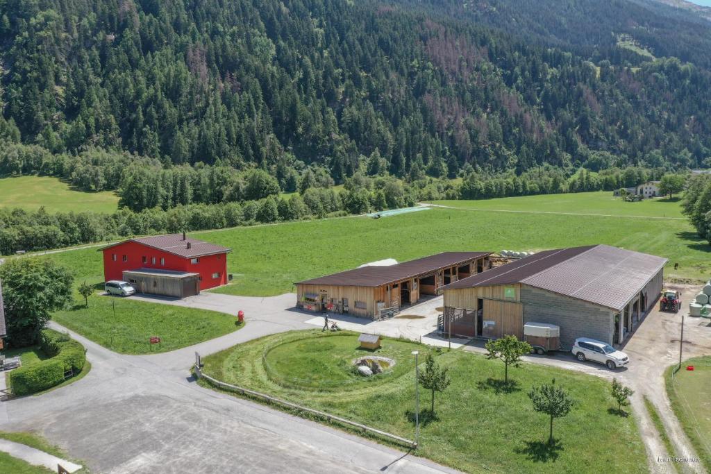 una vista aerea di un’azienda agricola con due edifici di Pauraria Puntetta a Müstair
