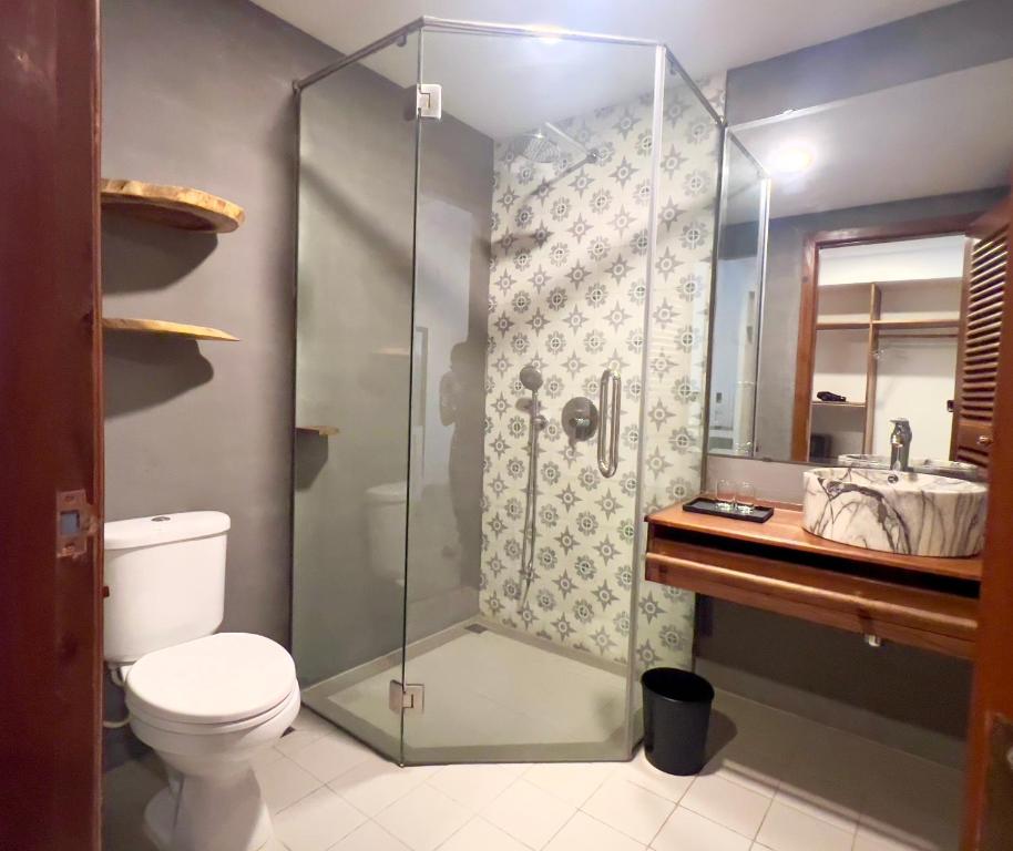 Koupelna v ubytování DACO Hotel