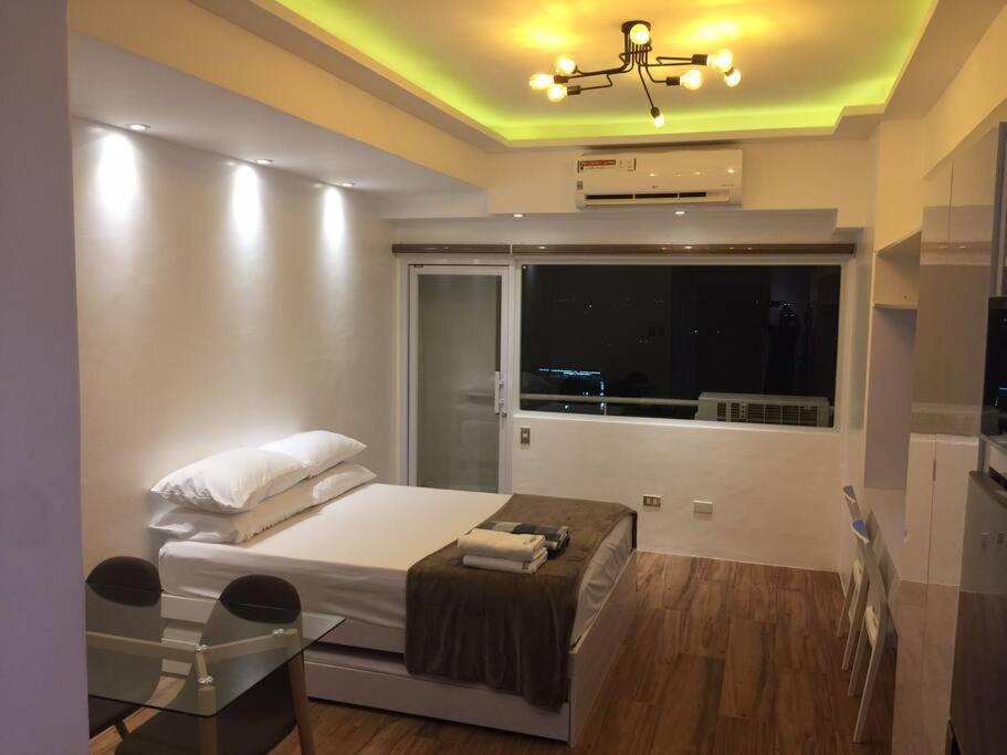 Giường trong phòng chung tại Cozy35sqm w parking balcony Wifi/Netflix near Mall