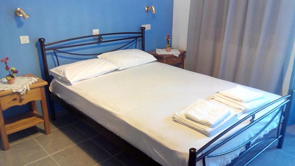 Postel nebo postele na pokoji v ubytování Liossis Rooms & Apartments