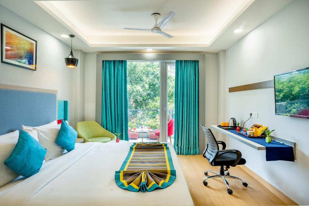 Postel nebo postele na pokoji v ubytování Inde Hotel Golf Course Extension, Gurgaon