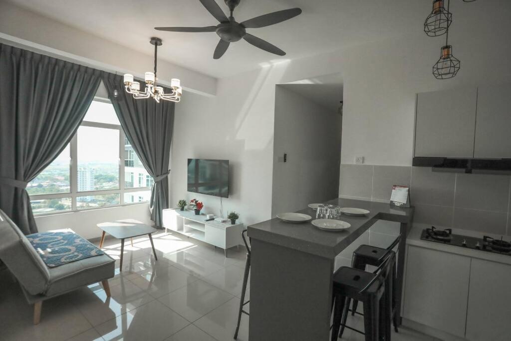 Televisyen dan/atau pusat hiburan di Crystal Luxury House 高级水晶屋 Near Jonker street