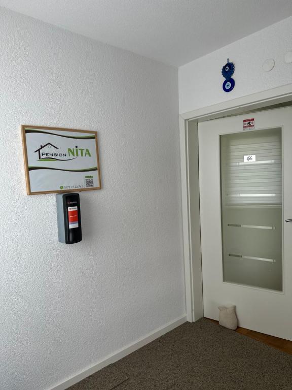 Zimmer mit Tür und Bild an der Wand in der Unterkunft Nita in Frickenhausen