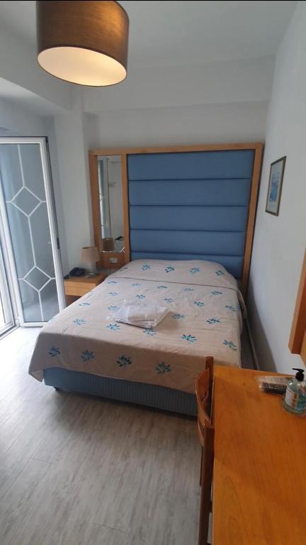 Postel nebo postele na pokoji v ubytování Frini Hotel