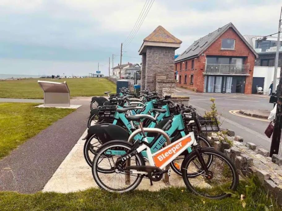 eine Reihe von Fahrrädern, die neben einem Gebäude geparkt sind in der Unterkunft The Anchor in Skerries