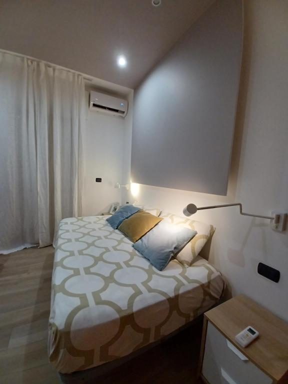 una camera con un grande letto e un tavolo di Gardenia free parking a Bari