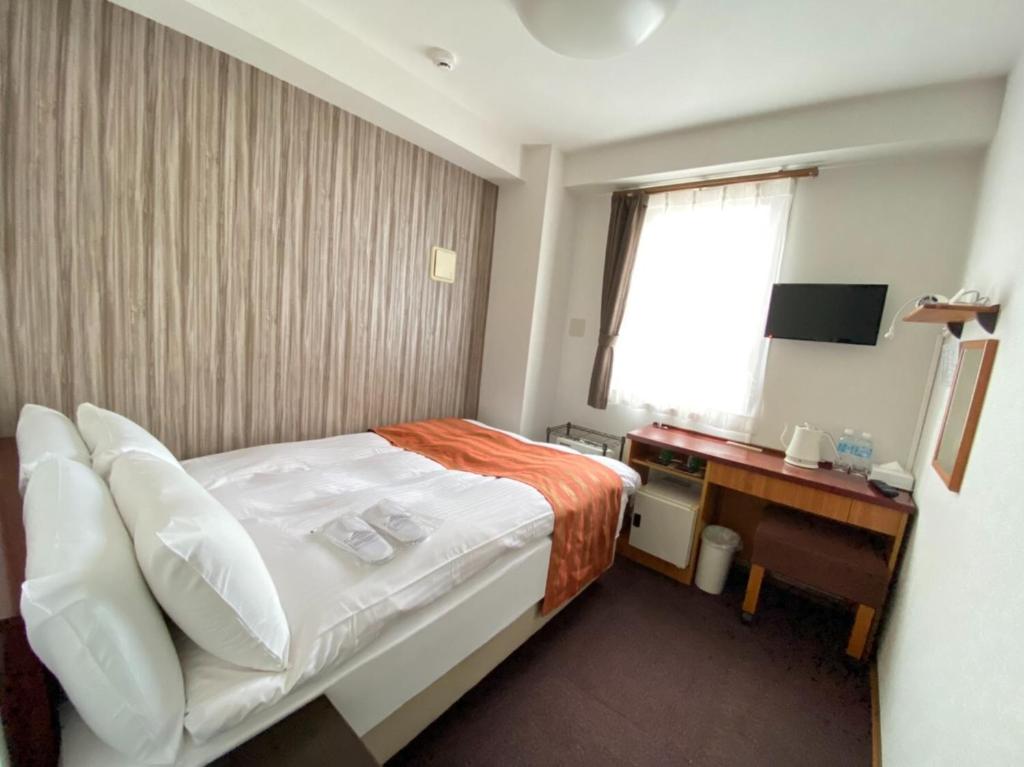 Habitación de hotel con cama y escritorio en WEB Hotel Tokyo Asakusabashi / Vacation STAY 8771, en Tokio