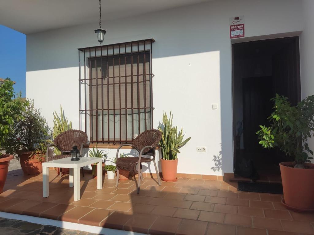 Habitación con mesa, sillas y plantas. en Preciosa casa de pueblo “La fontita 5”, en Villablanca
