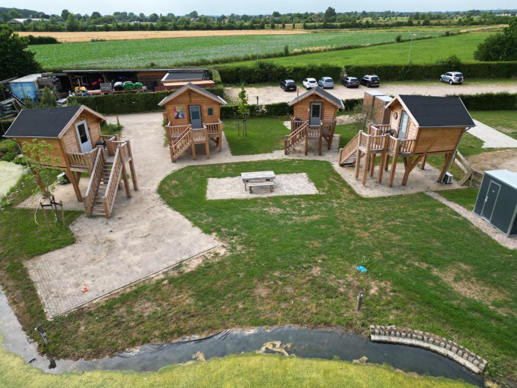 una vista aérea de un parque con casas y un parque infantil en Hoogte Huisje Italien en Swalmen