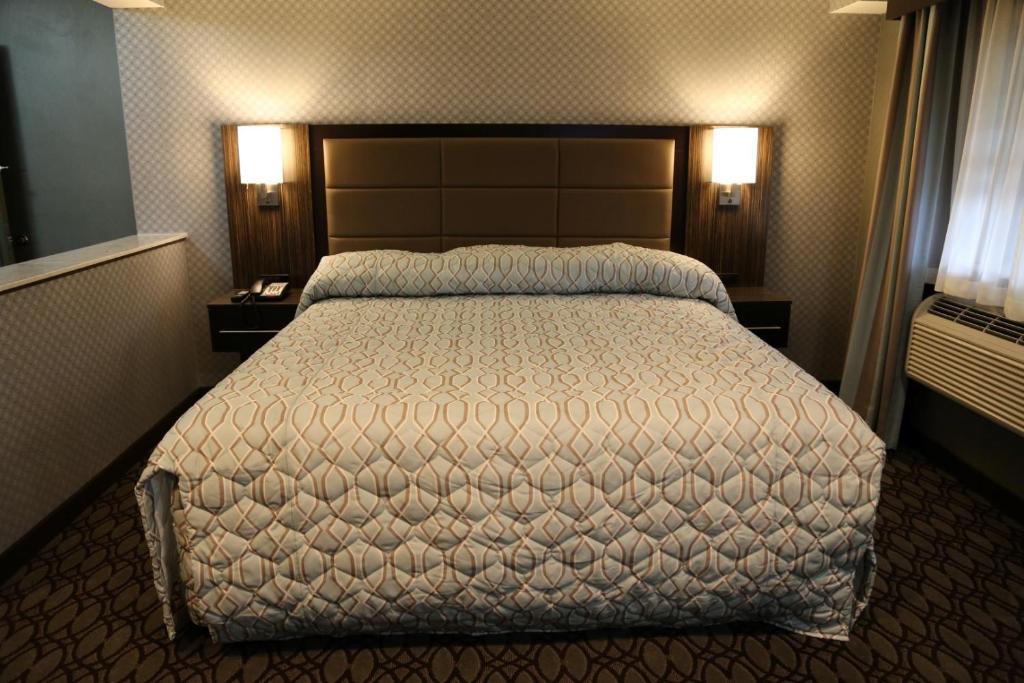 Postel nebo postele na pokoji v ubytování Red Carpet Inn Elmwood