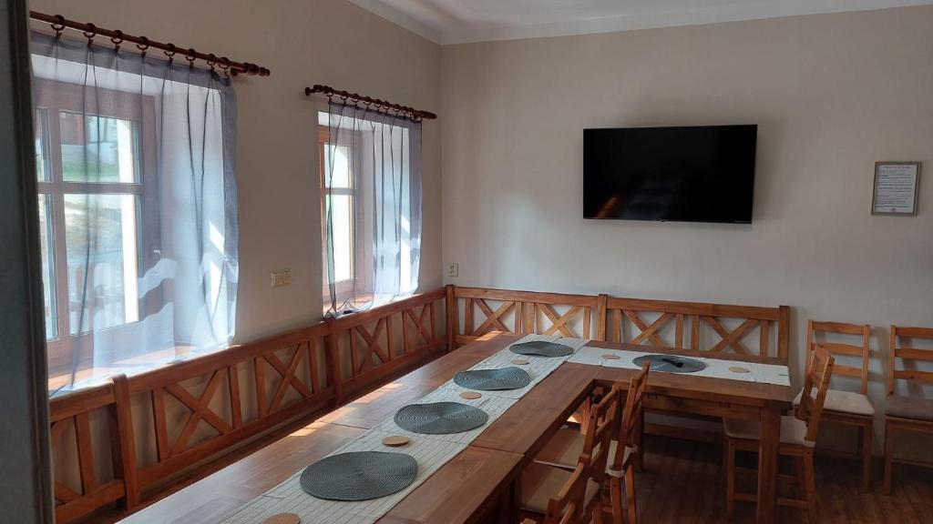 Telewizja i/lub zestaw kina domowego w obiekcie Chalupa a apartmány Marika