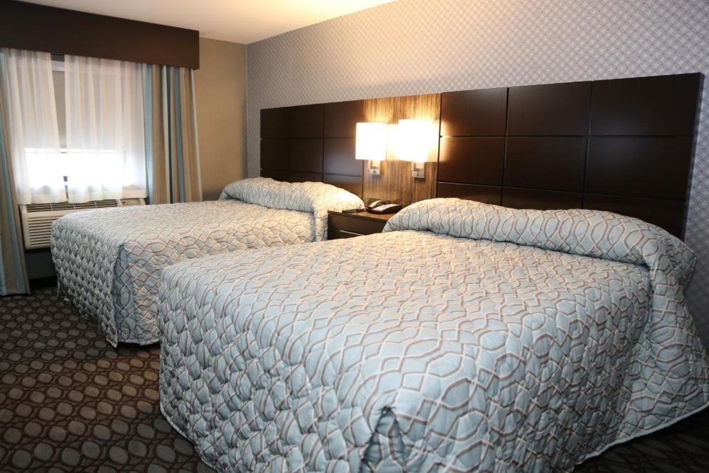 Postel nebo postele na pokoji v ubytování Red Carpet Inn Elmwood