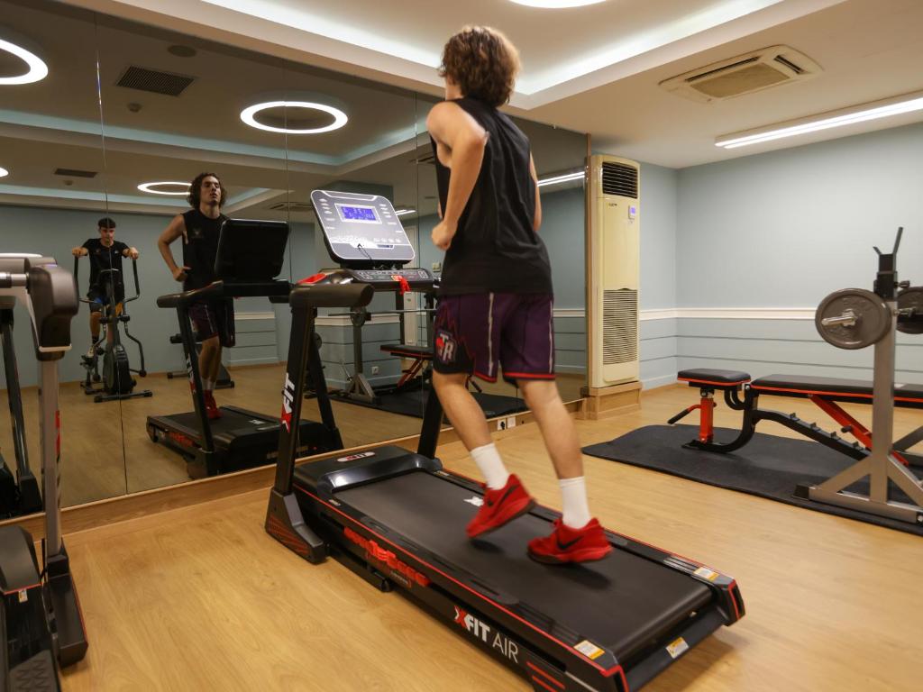Fitness centrum a/nebo fitness zařízení v ubytování Paliria Hotel