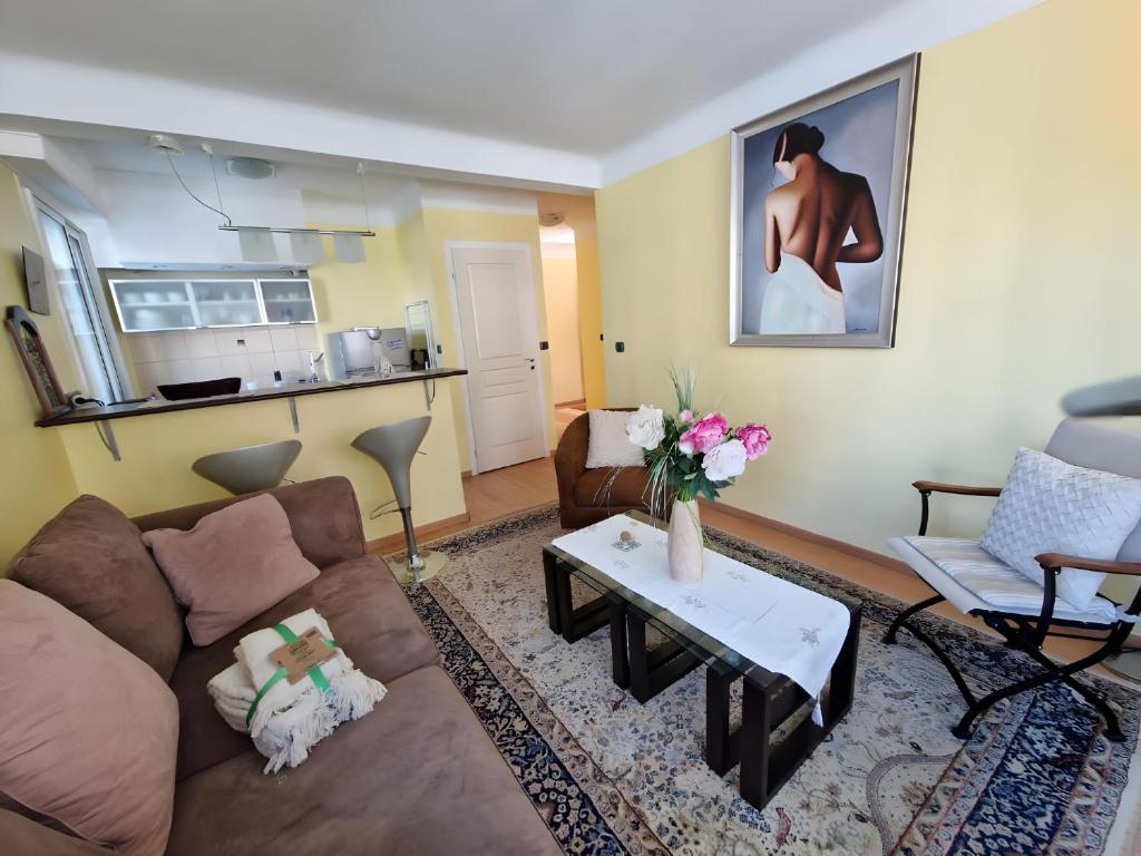 ein Wohnzimmer mit einem Sofa und einem Tisch in der Unterkunft Comfortable in Cannes in Cannes