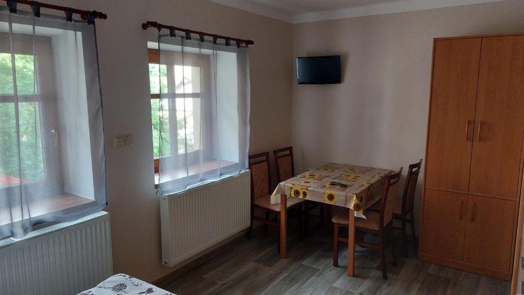 Telewizja i/lub zestaw kina domowego w obiekcie Chalupa a apartmány Marika