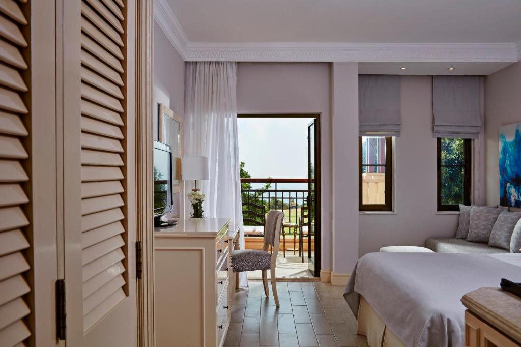 Postel nebo postele na pokoji v ubytování Aphrodite Hills Hotel