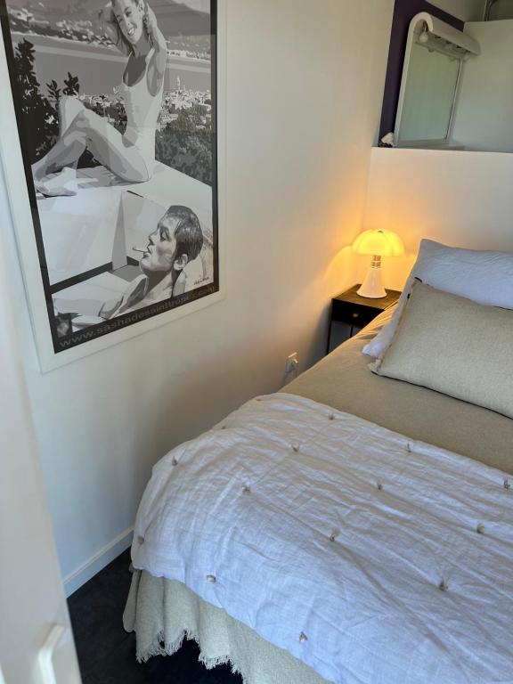 - une chambre avec un lit et une photo de femme dans l'établissement mazet proche de st Tropez, à Cogolin