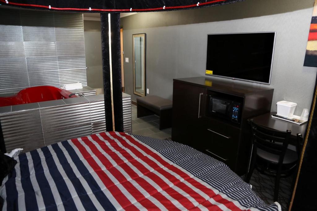 Postel nebo postele na pokoji v ubytování Red Carpet Inn Elmwood