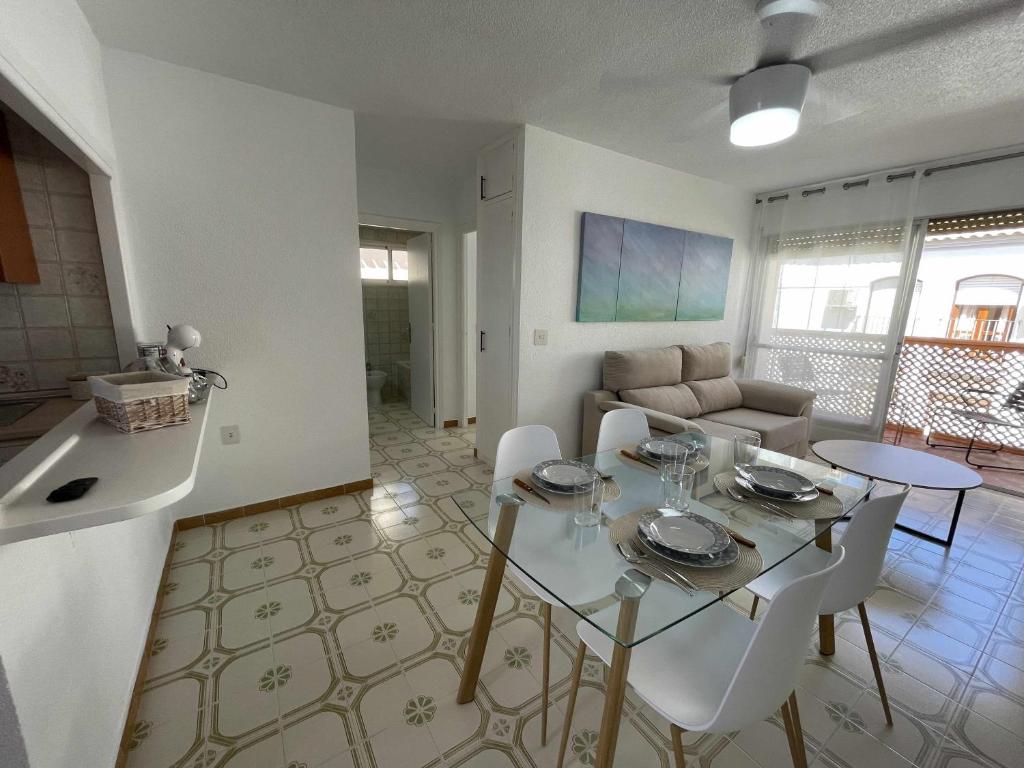 sala de estar con mesa y sofá en Calabardina Playa con Wifi Ideal para Buceadores, en Águilas