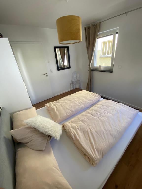 ein Bett mit zwei Kissen auf einem Zimmer in der Unterkunft 3-Zimmer Wohnung mit Top Lage in Gießen