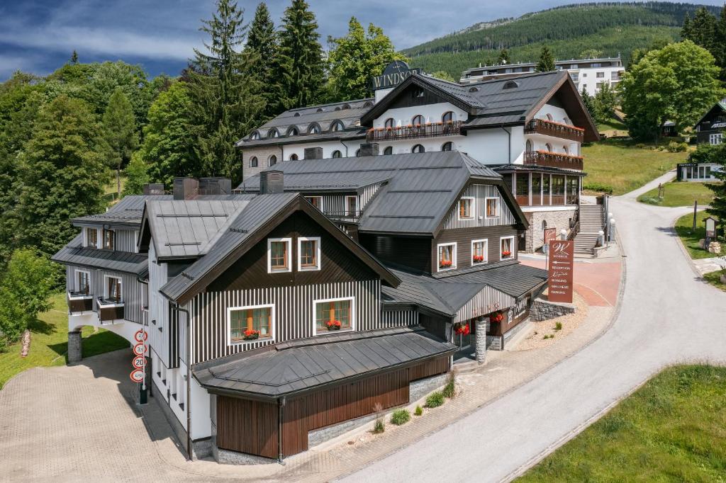 Nespecifikovaný výhled na hory nebo výhled na hory při pohledu z hotelu
