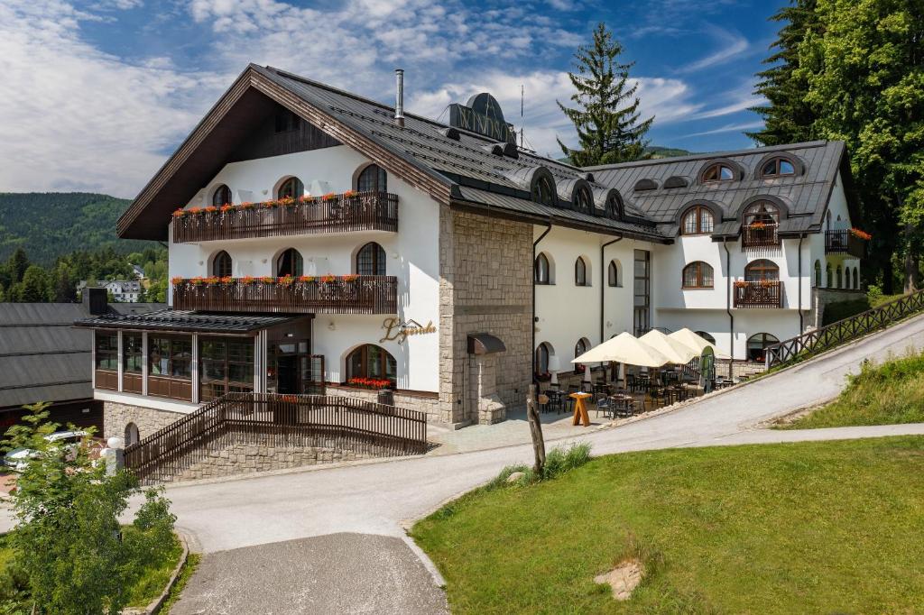 Nespecifikovaný výhled na hory nebo výhled na hory při pohledu z hotelu