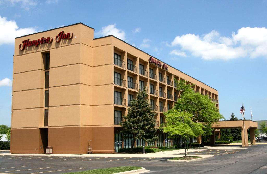 a hotel building with a sign on it at Hampton Inn Chicago-Gurnee in Gurnee