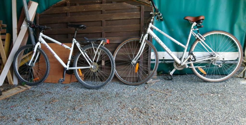 dos bicicletas estacionadas una junto a la otra al lado de un edificio en Le refuge, en Ceton
