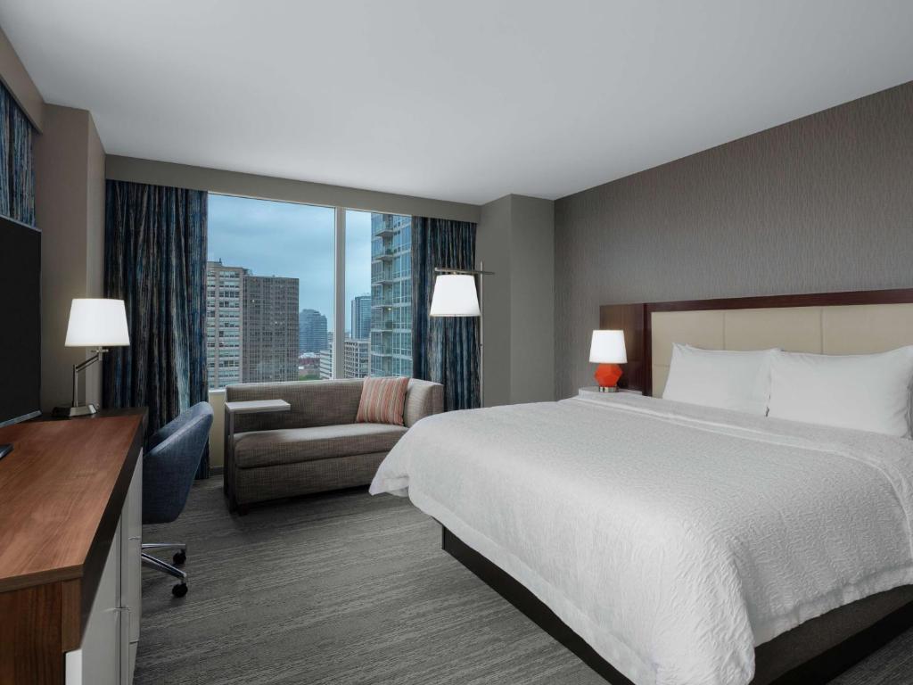 芝加哥的住宿－芝加哥麥考密克廣場漢普頓酒店，酒店客房设有一张大床和一张沙发。