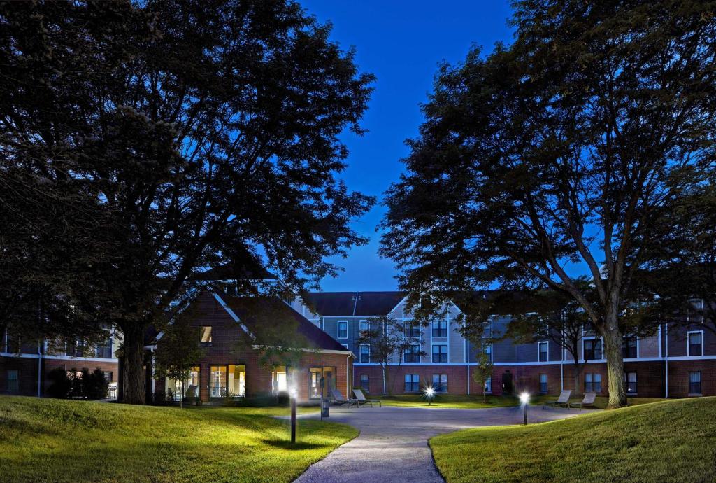a building on a campus at night at Homewood Suites by Hilton Chicago-Lincolnshire in Lincolnshire