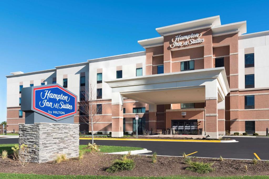 un edificio de hospital con un cartel delante en Hampton Inn & Suites by Hilton Chicago Schaumburg IL, en Schaumburg