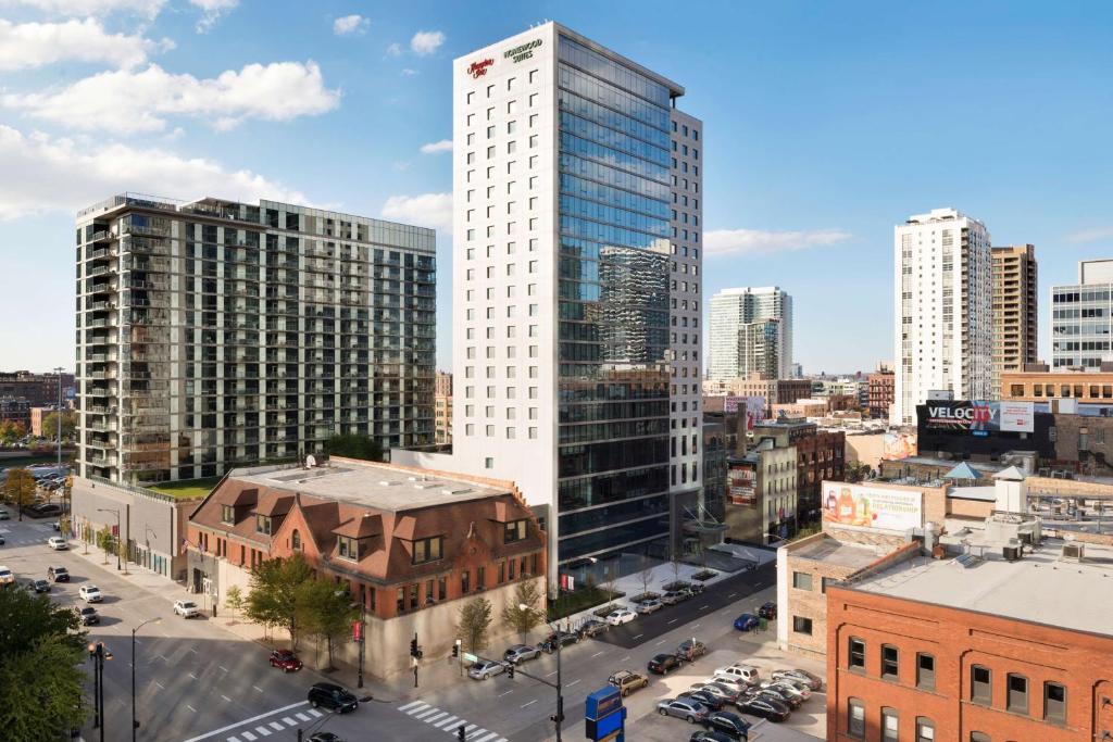 une vue aérienne sur une ville avec de grands bâtiments dans l'établissement Homewood Suites by Hilton Chicago Downtown West Loop, à Chicago