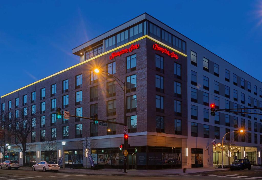 ein Gebäude an einer Straßenecke mit einer Ampel in der Unterkunft Hampton Inn Chicago North-Loyola Station, Il in Chicago