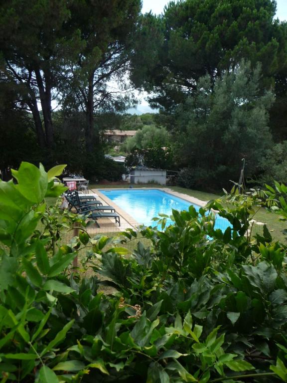 une piscine au milieu d'un jardin dans l'établissement Maison de vacances avec piscine chauffée, à Mangialla