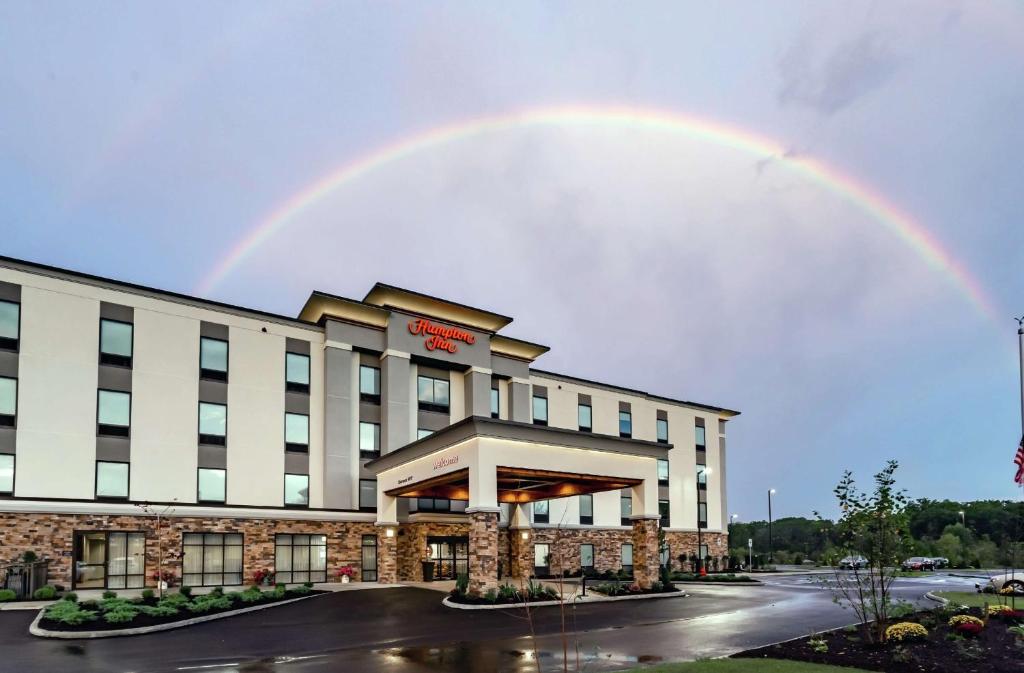 un arcobaleno nel cielo sopra un hotel di Hampton Inn Madison, OH a Madison