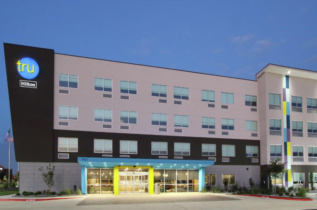 a large building with a tku sign on it at Tru by Hilton Bryan College Station in Bryan