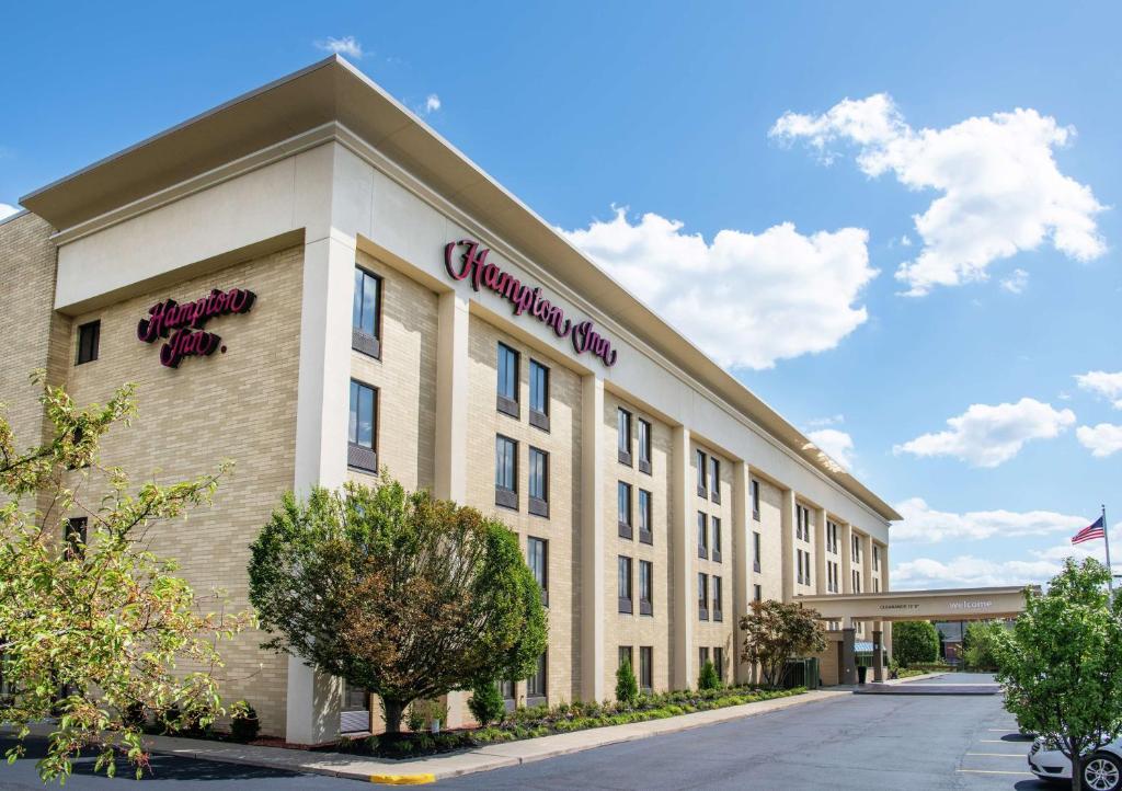Un edificio con un cartel al costado. en Hampton Inn Cleveland-Solon, en Solon