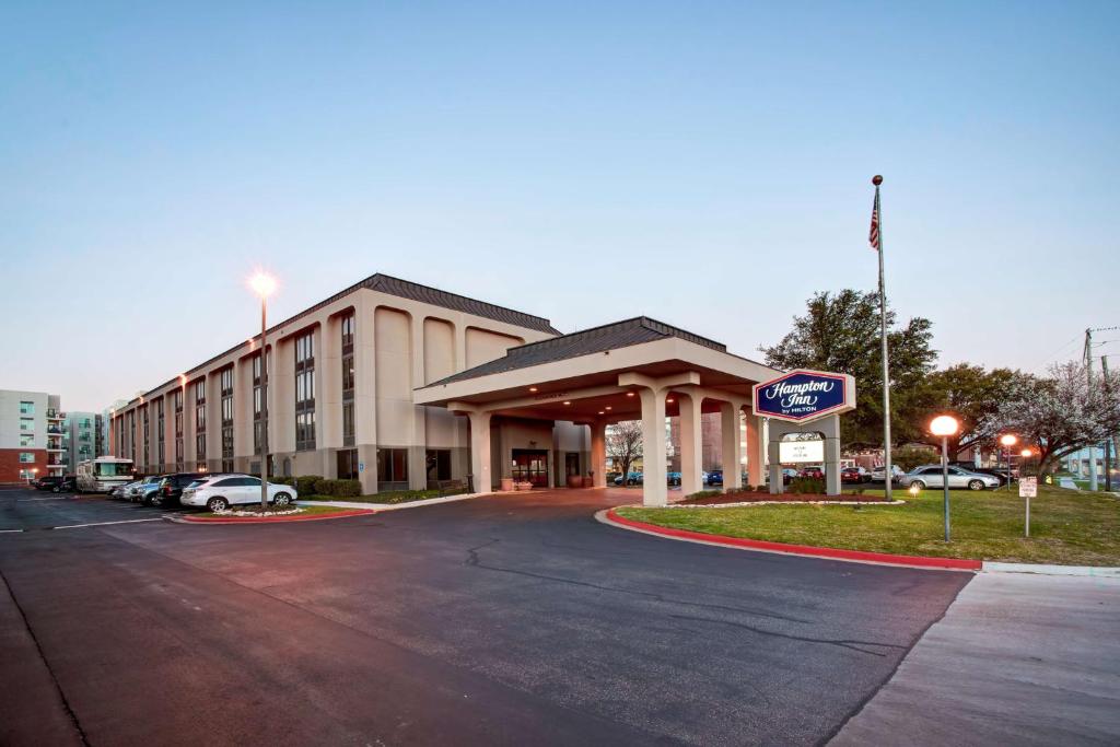 un grand bâtiment avec un parking en face de celui-ci dans l'établissement Hampton Inn College Station-Near Texas A&M University, à College Station