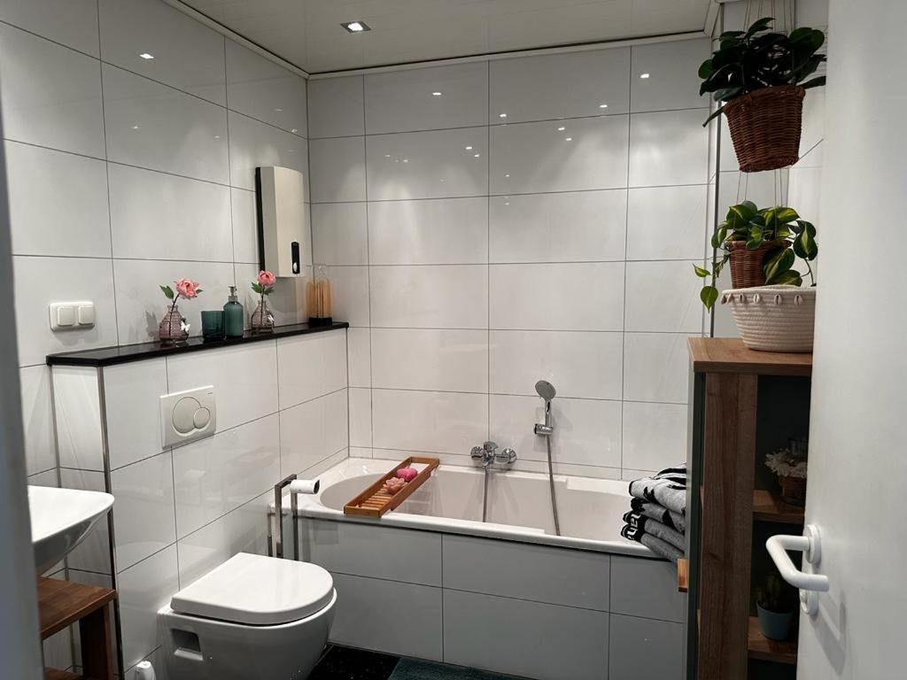 Et badeværelse på A&V Apartments Wunderschöne Rheinblick Wohnung zum entspannen
