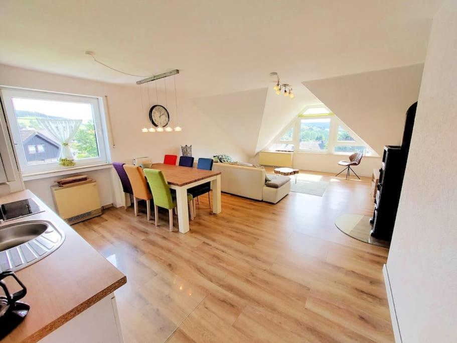 une cuisine et un salon avec une table et des chaises dans l'établissement Katya, à Winterberg