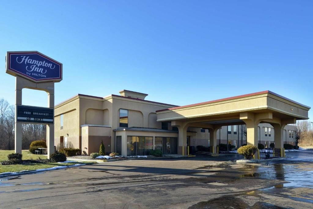 a hotel with a sign in front of a building at Hampton Inn Columbus-East in Pickerington