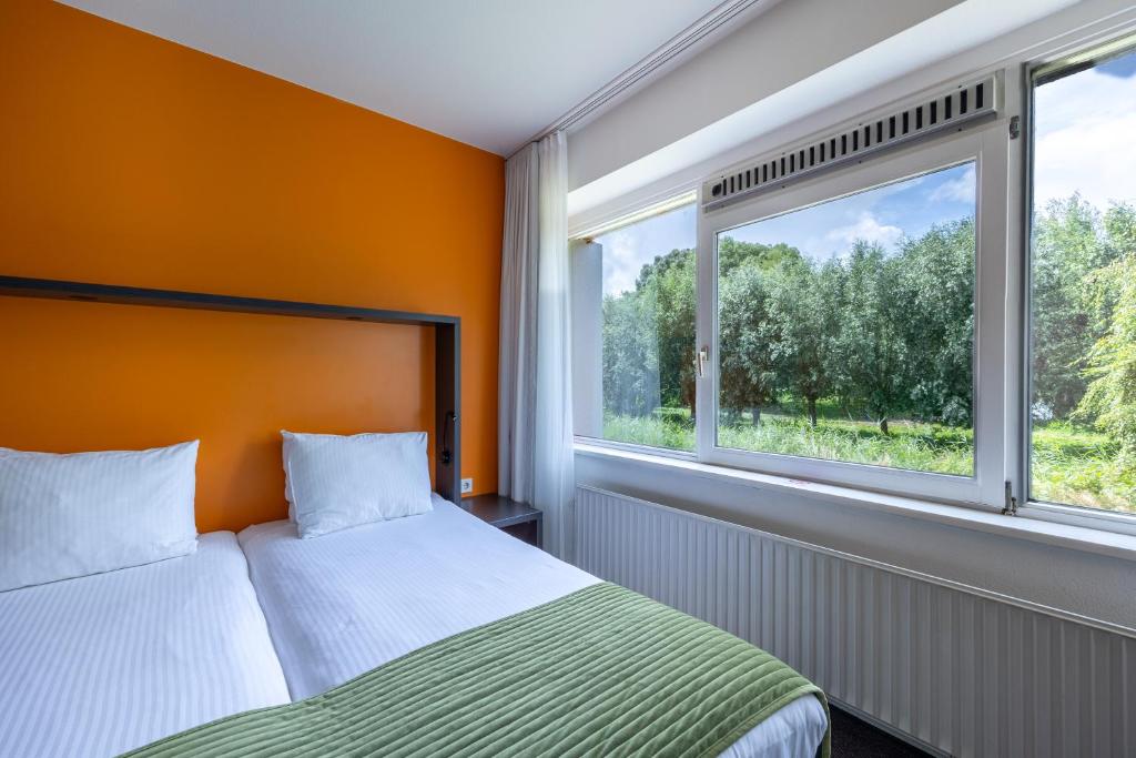 Postel nebo postele na pokoji v ubytování Amrâth Airport Hotel Rotterdam