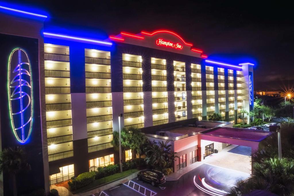 una imagen de un hotel por la noche en Hampton Inn Cocoa Beach en Cocoa Beach