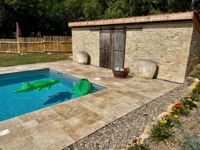 Swimmingpoolen hos eller t&aelig;t p&aring; Les Paroules - Luxury Dordogne - Holiday Farmhouses.