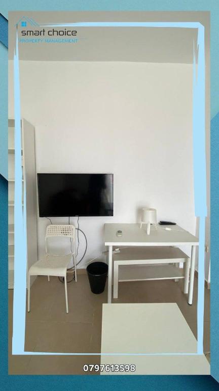 una pequeña oficina con escritorio y silla en شقة مفروشة لشخصين قرب الجامعة الاردنية ـ furnished 2preson apartment UJ, en Amán