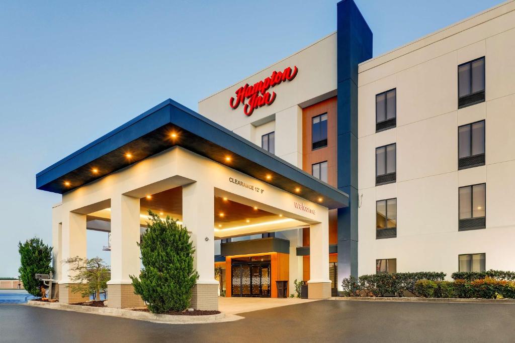 une représentation de l'avant d'un hôtel dans l'établissement Hampton Inn Cumming, à Cumming